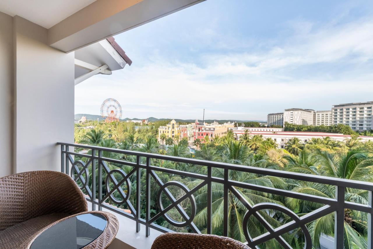 Vinpearl Resort & Spa Phu Quoc Extérieur photo View of the Sunway Lagoon Ferris Wheel from the balcony of a hotel room