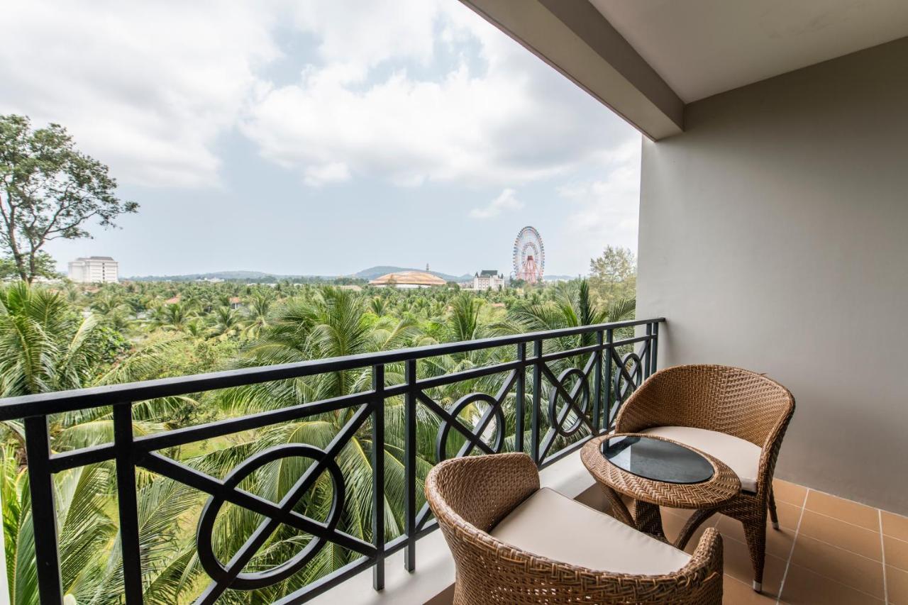 Vinpearl Resort & Spa Phu Quoc Extérieur photo A balcony at a hotel in Vietnam